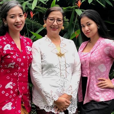 Sita Tyasutami, à droite, avec sa mère et Ratri Anindyajati, sa soeur.