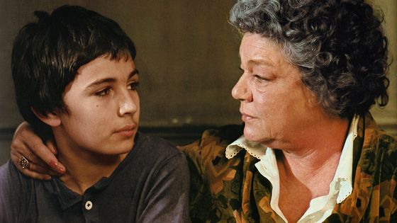Momo et Madame Rosa, (Samy Ben Youb, Simone Signoret) dans La vie devant soi de Moshe Mizrahi ©Maxppp - Picture Alliance