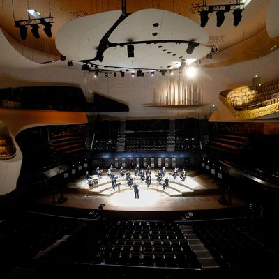 Les musiciens de l'Orchestre de Paris en répétition dans la salle vide Pierre Boulez de la Philharmonie de Paris le 27 mai 2020, pour un concert diffusé en direct sur Arte.