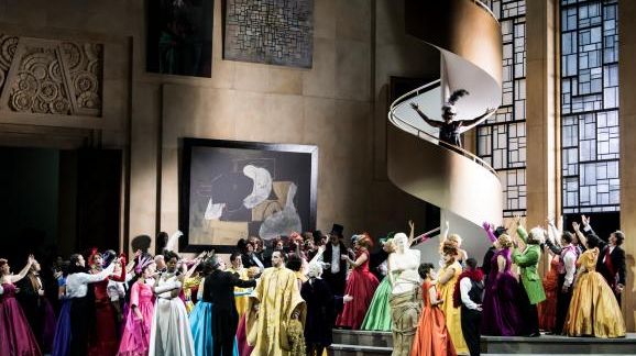 Le décor années 1920-1930 de "Manon" à l'Opéra Bastille.