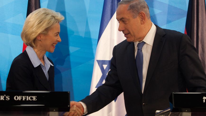 Ursula von der Leyen lors d'une rencontre à Jérusalem avec Benjamin Netanyahu, en juin 2015, alors qu'elle était ministre de la Défense de l'Allemagne. Elle préside aujourd'hui la Commission européenne.