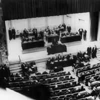 Réunion de l'Assemblée nationale au Casino de Vichy lors du vote de la loi constitutionnelle du 10 juillet 1940