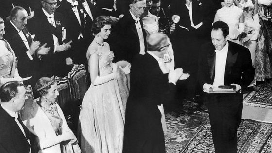 Albert Camus, reçoit le prix Nobel de Littérature des mains du roi de Suède Gustav VI Adolph (décembre 1957 / Stockholm) ©Getty - © Gamma - Keystone - France