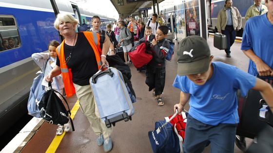 Des adolescents en colonie de vacances sur le quai de la gare de la Part-Dieu, à Lyon, le 8 juillet 2005, se pressent pour rejoindre leur train lors de ce deuxième week-end des congés scolaires. ©AFP - FRED DUFOUR