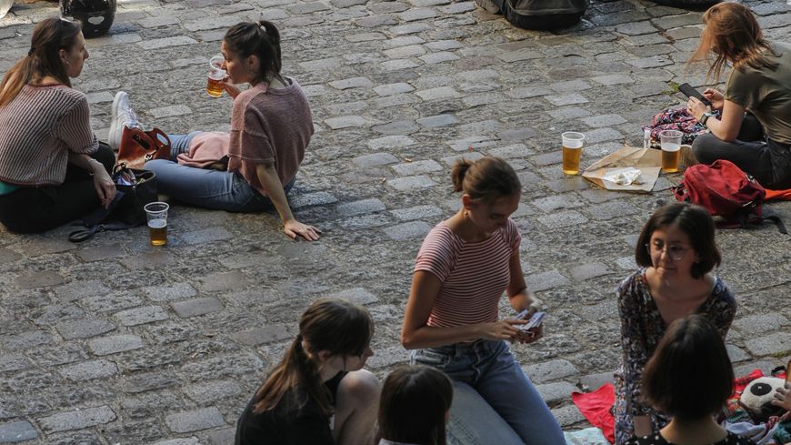 Pendant le confinement, faute de bar, les apéros ont eu lieu sur les trottoirs