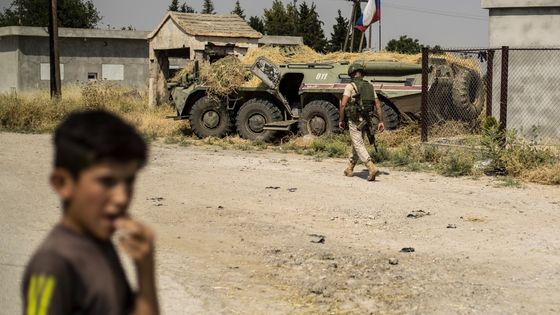 Des soldats russes positionnés à Derouna Arha en Syrie, près de la frontière turque ©AFP - Delil SOULEIMAN / AFP
