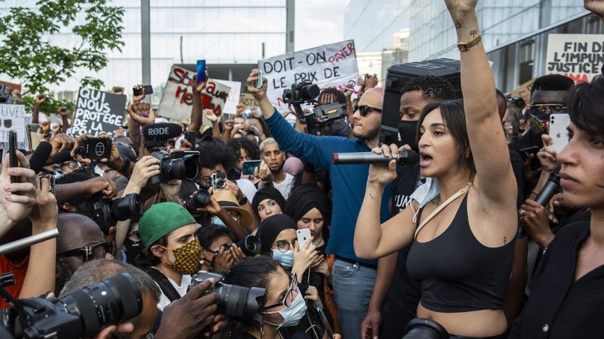 Camelia Jordana lors du rassemblement du 2 juin 2020 devant le tribunal de Paris (Photo : Arnaud Finistre)
