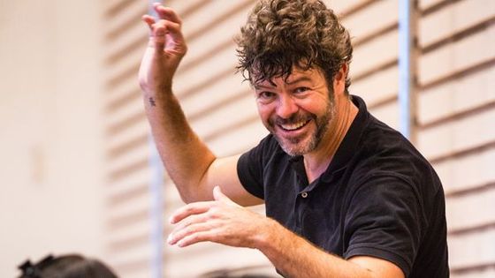 Le chef d'orchestre Pablo Heras Casado dirige une répétition au Teatro Real de Madrid en mai 2019 ©Getty - Juan Pelegrin Corbacho/Redferns