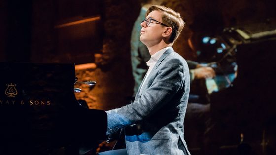 Le pianiste Islandais Vikingur Olafsson ©Getty - Photo by Stefan Hoederath/Redferns
