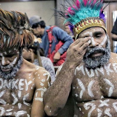 Les militants des droits de l'homme papous Dano Tabuni (à droite) et Ambrosius Mulait attendent le début de leur procès, à Jakarta.