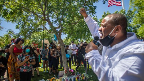Manifestation à Palmdale (USA) sous l'arbre où a été retrouvé pendu Robert Fuller, le 14 juin 2020 ©AFP - Apu Gomes