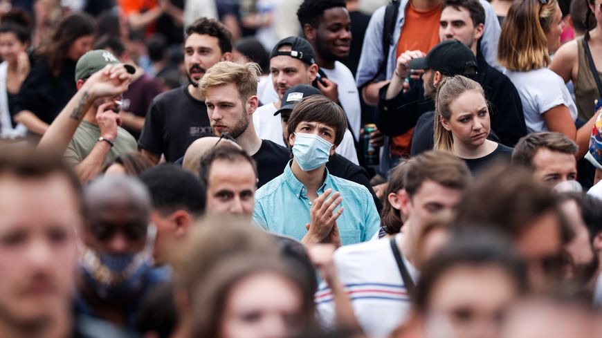 Beaucoup de personnes rassemblées et peu de masques portés lors de la fête de la musique, à Paris près du Canal Saint-Martin, après le déconfinement, le 21 juin 2020.