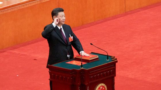 Le président chinois Xi Jinping prêtant serment à l'Assemblée nationale populaire de la république populaire de Chine lors de sa réélection (17 mars 2018) ©Getty - Artyom Ivanov / Contributeur