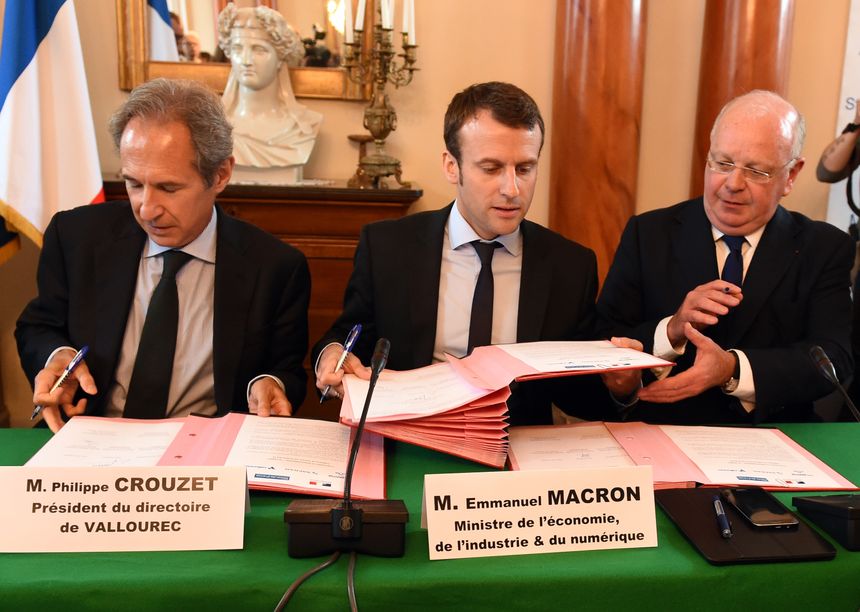 Emmanuel Macron alors ministre de l'Economie avec Philippe Crouzet, le pdg de Vallourec lors de la signature dun plan de réindustrialisation en 2016 à Valenciennes.