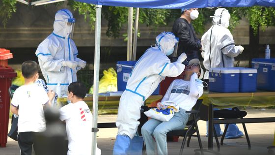 Un nouveau foyer épidémique depuis un marché en gros inquiète les autorités à Pékin et l'OMS ©AFP - Noel Celis / AFP