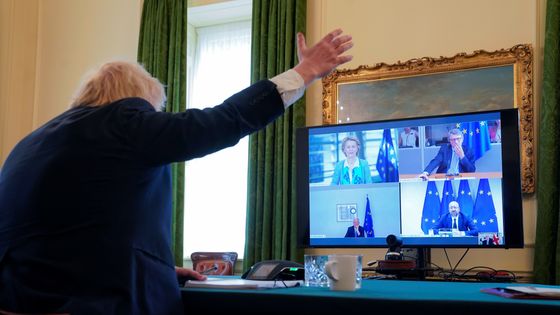 Le Premier ministre britannique, Boris Johnson, s'entretient avec les autorités européennes, lundi 15 juin 2020 ©AFP - Andrew PARSONS
