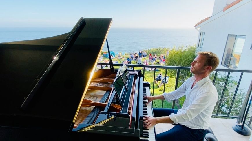 Le pianiste Andrew von Oeyen donne une série de concerts "au balcon"