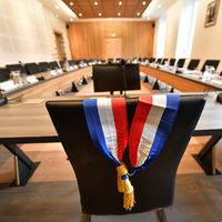 Salle d'un conseil municipal en attente de ses nouveaux élus.