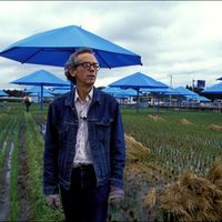 L'artiste Christo devant son oeuvre "The Umbrellas" au Japon en 1991