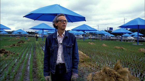 L'artiste Christo devant son oeuvre "The Umbrellas" au Japon en 1991 ©Getty - Kurita KAKU/Gamma-Rapho via Getty Images