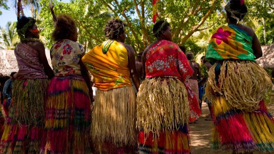 Au Vanuatu, des femmes s'apprêtent à danser dans leurs tenues traditionnelles ©Getty - Eric Lafforgue