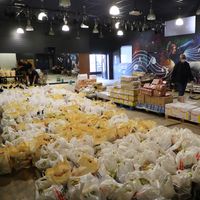 Distribution d'aide alimentaire avril 2020, à Clichy-sous-Bois pendant la pandémie de COVID-19