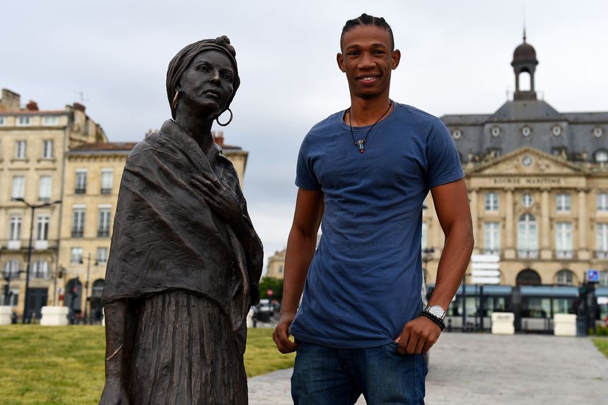 La statue de Modeste Testas inaugurée en 2019 à Bordeaux aux côtés de l'artiste qui l'a réalisée, le sculpteur haïtien Caymitte Woodly, connu sous le nom de Filipo.