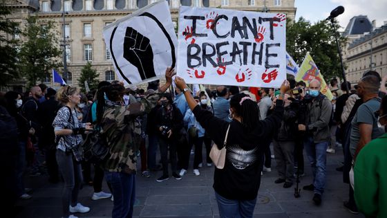 Photo prise le 9 juin 2020 à Paris lors de la manifestation contre les violences policières et contre le racisme, en hommage à George Floyd. ©AFP - THOMAS COEX