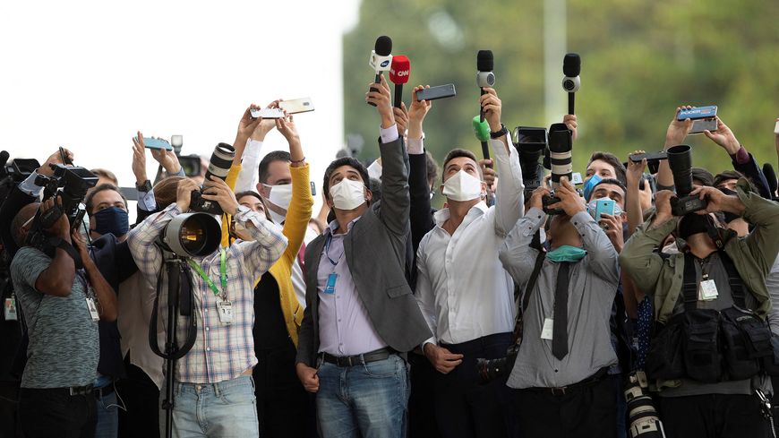 Drôle d'époque pour le journalisme : plus que jamais nécessaire pour couvrir les débats brûlants qui agitent la société. Mais période compliquée : pandémie, crise économique, défiance... Ici, une conférence de presse du président brésilien le 13 mai.