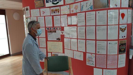 Le mur des remerciements des villageois aux soignants de l'Ehpad Le Couarôge de Cornimont ©Radio France - Cécilia Arbona