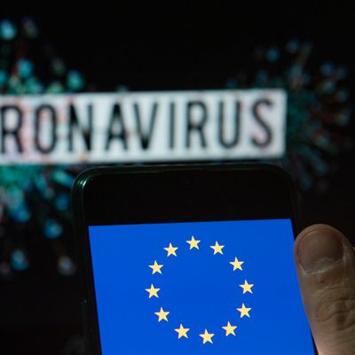 Drapeau de l'UE sur fond "coronavirus"