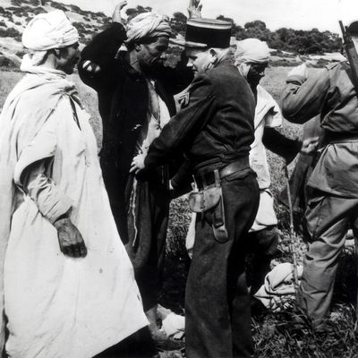 En 1956, des soldats français fouillent des civils algériens sur la route d'Alger à Talbat, où des troupes du FLN attaquaient régulièrement des véhicules.