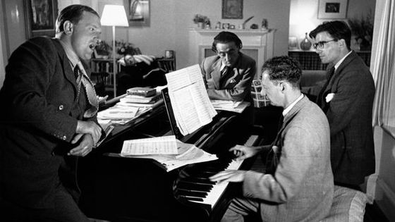 Peter Pears en répétition (à gauche) avec Benjamin Britten au piano avec Ronald Duncan et Arthur Oldham ©Getty - Hulton-Deutsch Collection/CORBIS