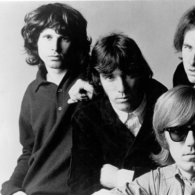 Légende : The Doors : Jim Morrison, Ray Manzarek, Robbie Krieger et John Densmore en 1966