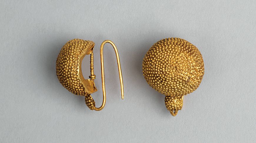 boucles d’oreilles en forme de quartier de sphère Ier siècle après J.-C. or 3 x 2 cm Torre Annunziata, Villa B Pompéi, Parc archéologique de Pompéi