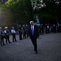 Donald Trump marche le long de la Maison Blanche, escorté par les forces de sécurité, le 1er juin 2020