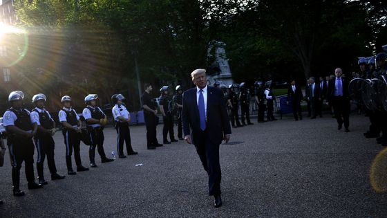 Donald Trump marche le long de la Maison Blanche, escorté par les forces de sécurité, le 1er juin 2020 ©AFP - Brendan Smialowski