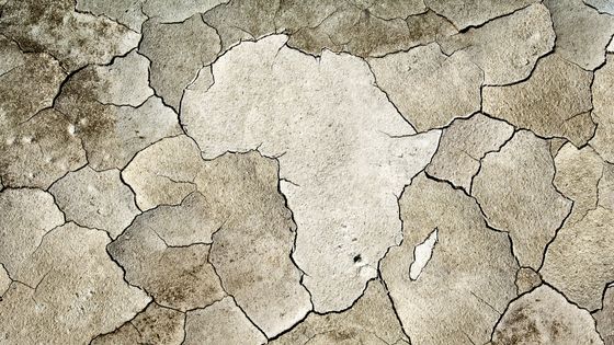 Terre craquelée ayant la forme du continent africain ©Getty - Richard Seymour