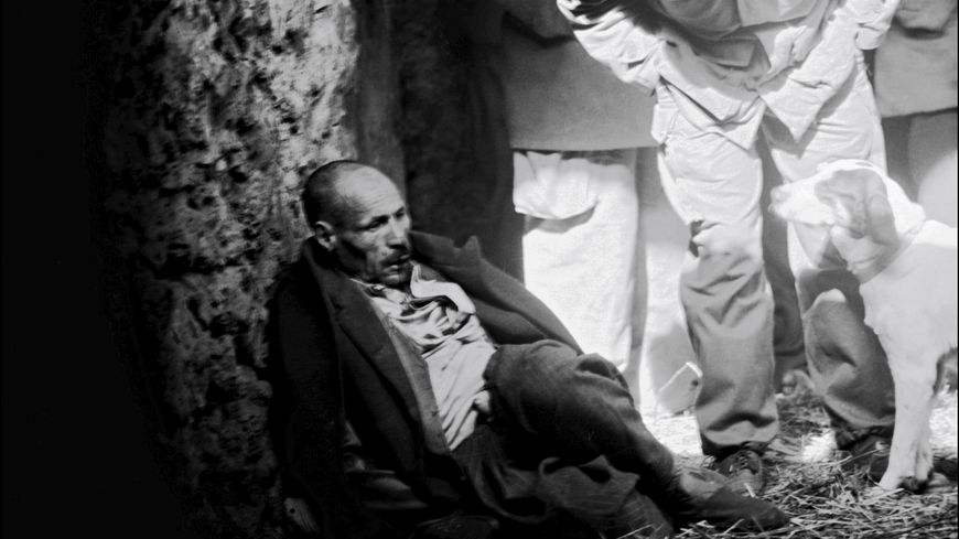La doctrine du maintien de l'ordre et la perception de la délinquance par la police en France reste imprégnée de la fabrique de "l'ennemi intérieur" pendant les guerres coloniales, comme ici, en 1956, durant l'Opération Bigeard en Algérie.