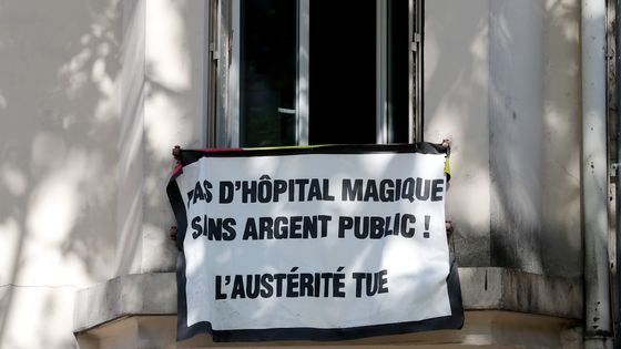 "Pas d'hôpital magique sans argent public". La pandémie de coronavirus a montré les dangers des économies faites sur le budget de la sécurité sociale, mais les arbitrages sur son financement futur sont soit très complexes, soit reportés à l’automne. ©AFP - Christophe SIMON