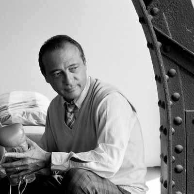 Portrait de Jacques Séguéla à Paris dans ses bureaux, dans les années 80