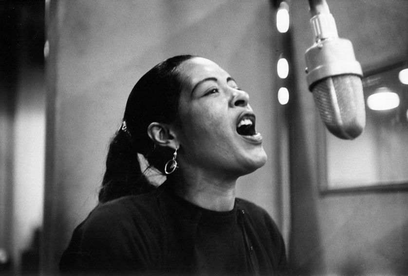 Billie Holiday enregistre en studio son avant-dernier album "Lady in Satin", en 1957 à New York.