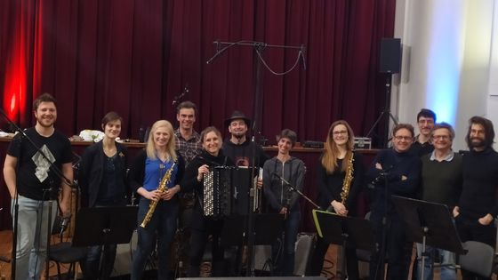 L'Ensemble Linea, Aurélien Dumont et l'équipe technique en studio pour Création Mondiale ©Radio France - Amélie Burnichon
