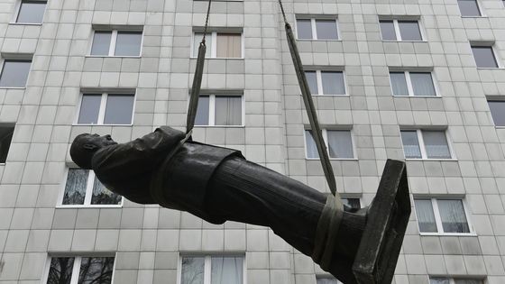 tatute de Staline déboulonnée à Berlin (2018) ©AFP - John MACDOUGALL