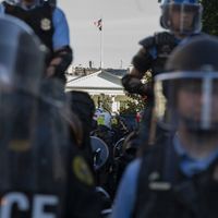 Les manifestants sont venus jusque sous les fenêtres de la Maison-Blanche pour dire leur colère, quelques jours après la mort de Georges Floyd, Afro-Américain, tué lors d'une interpellation policière