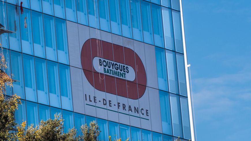 Le logo de l'entreprise Bouygues Bâtiment Île-de-France sur la façade du nouveau Palais de Justice de Paris.