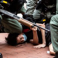Un manifestant pro-démocratie arrêté par la police le 24 mai à Hong Kong