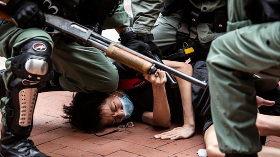 Un manifestant pro-démocratie arrêté par la police le 24 mai à Hong Kong ©AFP - ISAAC LAWRENCE / AFP