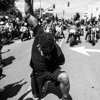 Un manifestant le genoux à terre, le 06 juin à Berverly Hills