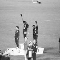 Tommie Smith et John Carlos, médaillés d'or et de bronze au 200 mètres aux Jeux olympiques de 1968, se sont élevés pour protester contre le traitement injuste des Noirs aux États-Unis.